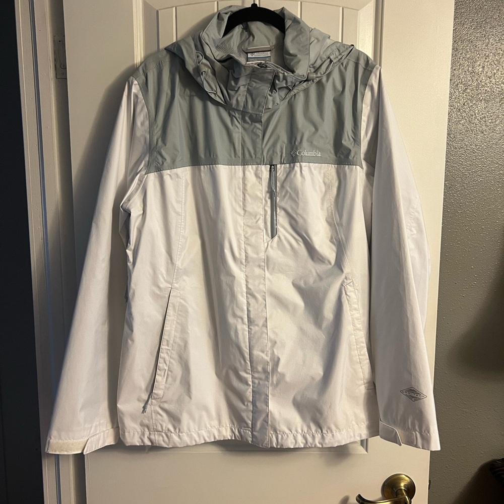 Light Weight Columbia Wind breaker/Raincoat